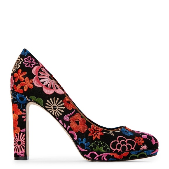 Sold Tahari Brentwood Floral Embroidered Pumps - Picture 2 of 6